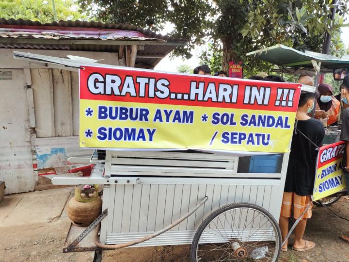 Jumat Berkah Polsek TBU Gratiskan Makanan Kepada Masyarakat